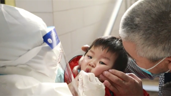 這一跪，謝謝你最美的&ldquo;核酸護(hù)士&rdquo;