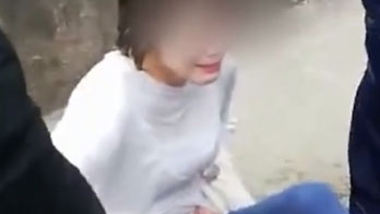 四川一女子墜河欲輕生，兩名消防員一躍而下