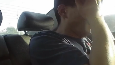 這人啥情況？他在警車上都能睡著