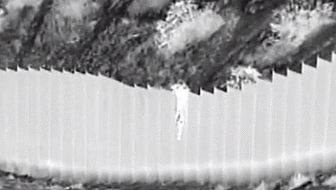 &ldquo;蛇頭&rdquo;將幼童&ldquo;扔&rdquo;過美墨邊境墻