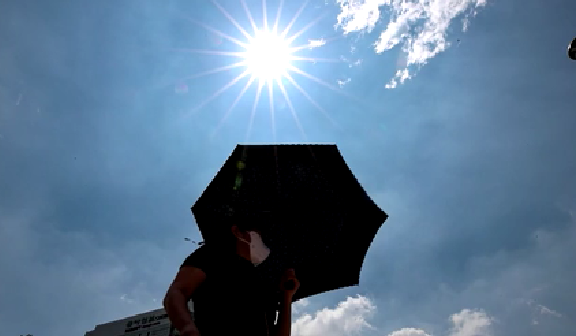 60℃！ 韓國(guó)多地迎高溫 柏油路幾近融化