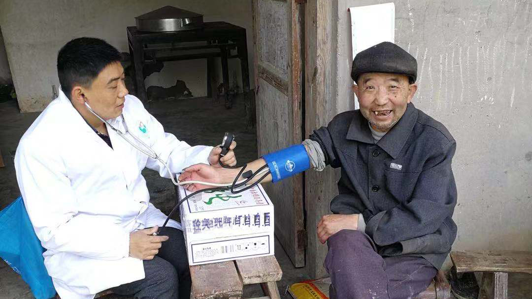 追夢中國人｜鄉(xiāng)村醫(yī)生譚明章：父子兩代堅守，致力鄉(xiāng)村醫(yī)療