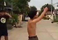 少年打槍來?？?原是二貨神配合