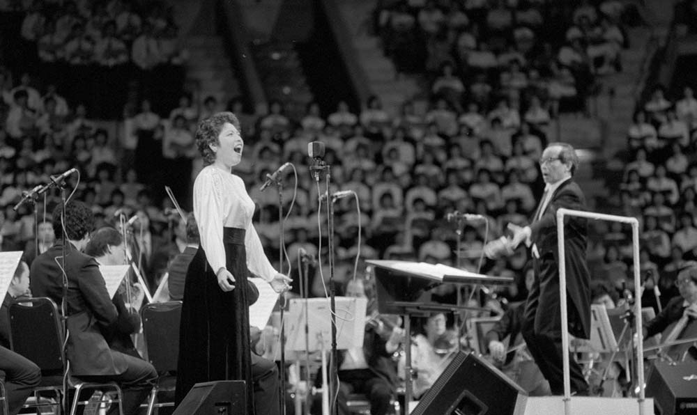 女高音歌唱家汪燕燕在香港&ldquo;黃河音樂節(jié)&rdquo;上演唱《黃河怨》。