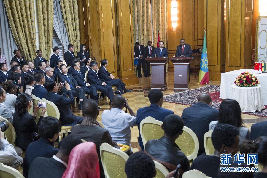 5月4日，國務(wù)院總理李克強(qiáng)在亞的斯亞貝巴與埃塞俄比亞總理海爾馬里亞姆舉行會談。這是會談后，李克強(qiáng)與海爾馬里亞姆共同會見記者。 新華社記者 王曄 攝