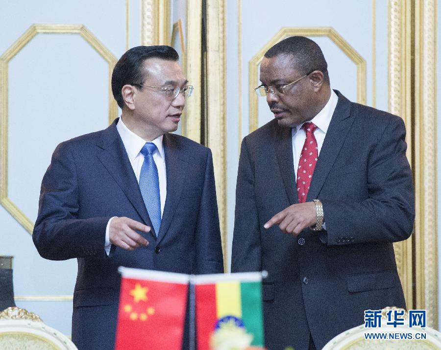 5月4日，中國(guó)國(guó)務(wù)院總理李克強(qiáng)在亞的斯亞貝巴與埃塞俄比亞總理海爾馬里亞姆舉行會(huì)談。這是會(huì)談后，李克強(qiáng)與海爾馬里亞姆共同出席有關(guān)文件簽字儀式。 新華社記者 王曄 攝