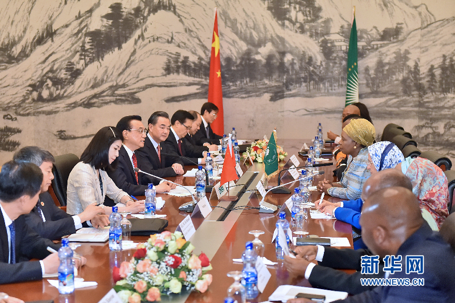 5月5日，中國國務(wù)院總理李克強在亞的斯亞貝巴非洲聯(lián)盟總部會見非盟委員會主席祖馬。 新華社記者李濤攝