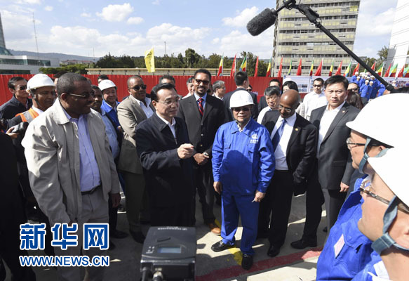 這是李克強(qiáng)與海爾馬里亞姆看望施工人員。新華社記者 李學(xué)仁 攝