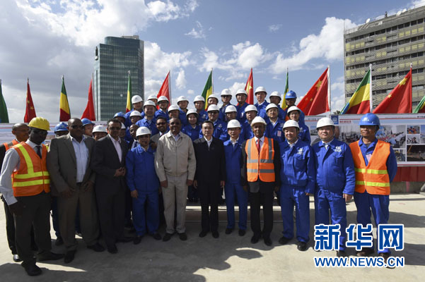 這是李克強(qiáng)同海爾馬里亞姆與施工人員合影留念。新華社記者 李學(xué)仁 攝