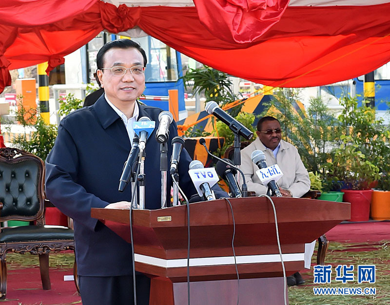 5月5日，國務(wù)院總理李克強(qiáng)與埃塞俄比亞總理海爾馬里亞姆共同出席亞的斯亞貝巴-阿達(dá)瑪高速公路一期竣工揭牌典禮，并為二期工程開工奠基剪彩。這是李克強(qiáng)在典禮上致辭。新華社記者 李濤 攝 