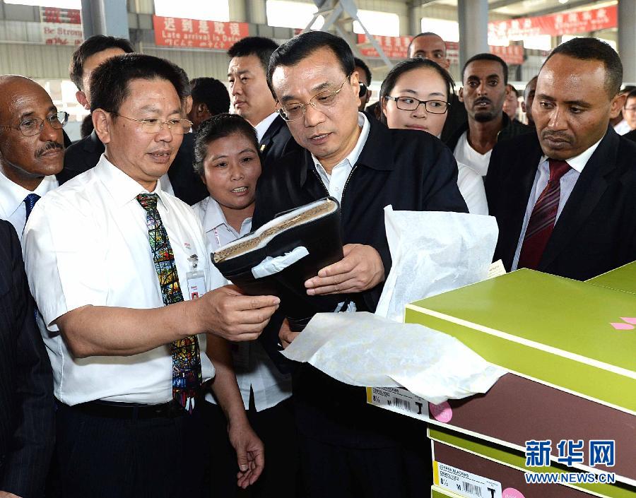 5月5日，中國(guó)國(guó)務(wù)院總理李克強(qiáng)在埃塞俄比亞總理海爾馬里亞姆陪同下參觀東方工業(yè)園。這是李克強(qiáng)在生產(chǎn)車間聽取負(fù)責(zé)人介紹生產(chǎn)情況。新華社記者 李濤 攝