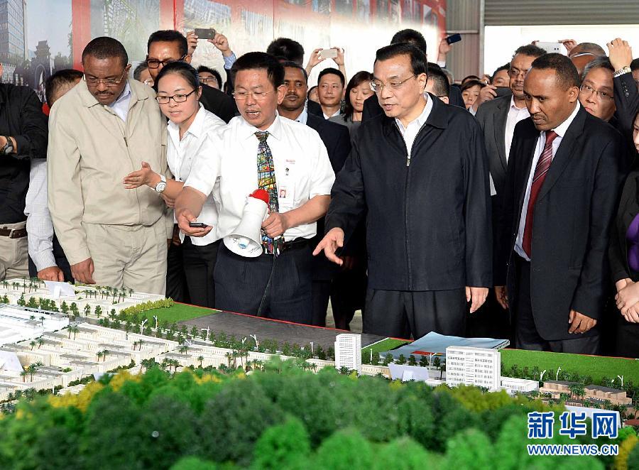  5月5日，中國(guó)國(guó)務(wù)院總理李克強(qiáng)在埃塞俄比亞總理海爾馬里亞姆陪同下參觀東方工業(yè)園。這是李克強(qiáng)與海爾馬里亞姆（左一）一起觀看工業(yè)園沙盤展示。新華社記者 李濤