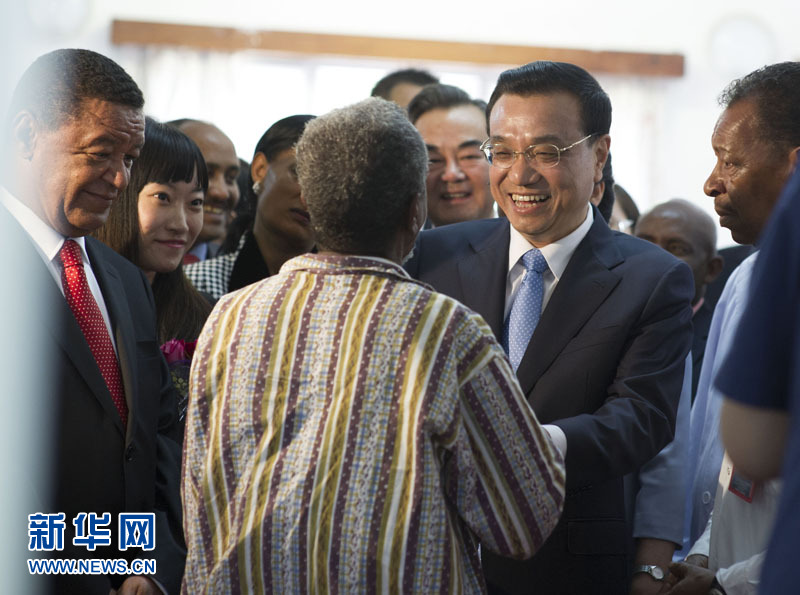5月6日，中國國務院總理李克強與埃塞俄比亞總統(tǒng)穆拉圖一同來到亞的斯亞貝巴阿勒塔醫(yī)院，看望受益于中國免費白內(nèi)障手術(shù)&ldquo;光明行&rdquo;活動的埃塞俄比亞患者。新華社記者 謝環(huán)馳 攝 