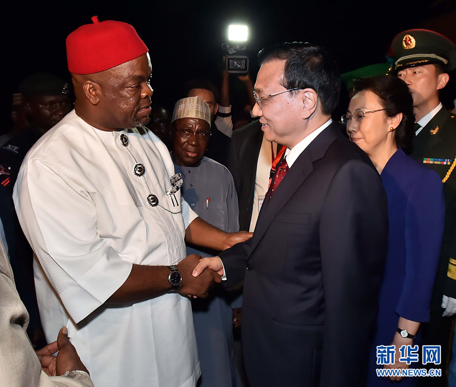     5月6日，應(yīng)尼日利亞總統(tǒng)喬納森邀請，國務(wù)院總理李克強(qiáng)乘專機(jī)抵達(dá)阿布賈國際機(jī)場，開始對尼日利亞進(jìn)行正式訪問。李克強(qiáng)總理夫人程虹同機(jī)抵達(dá)。新華社記者 李濤 攝 