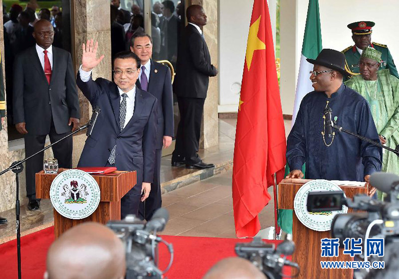 5月7日，中國(guó)國(guó)務(wù)院總理李克強(qiáng)在阿布賈與尼日利亞總統(tǒng)喬納森會(huì)談后共同會(huì)見(jiàn)記者，并回答記者提問(wèn)。 新華社記者李濤攝 