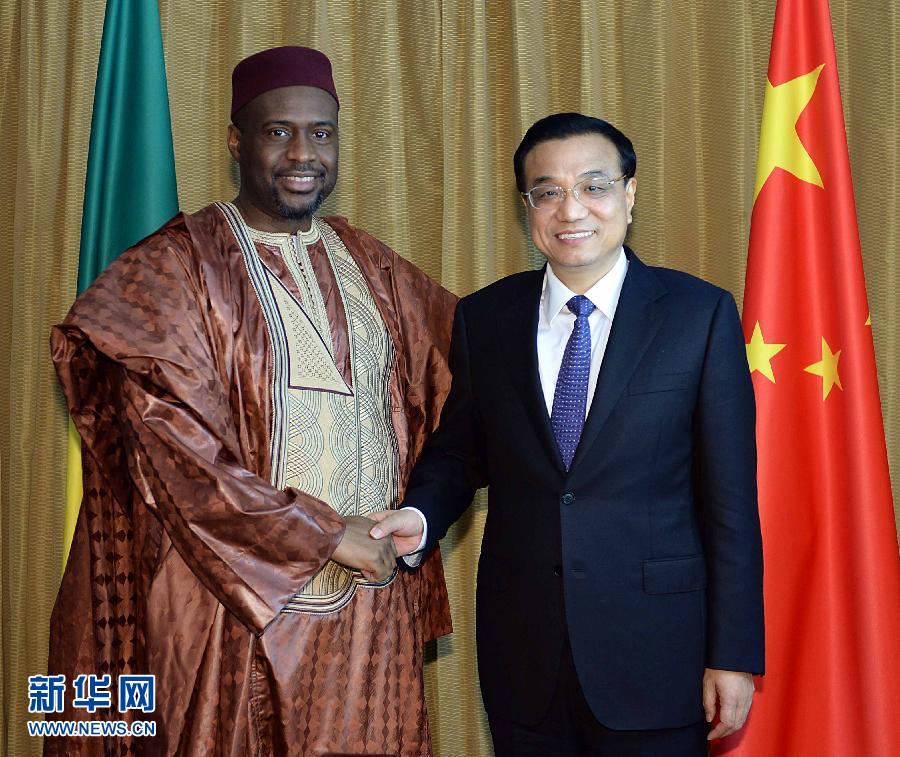 5月7日，正在尼日利亞訪問(wèn)的國(guó)務(wù)院總理李克強(qiáng)在阿布賈會(huì)見出席第24屆世界經(jīng)濟(jì)論壇非洲峰會(huì)全會(huì)的馬里總理馬拉。 新華社記者 李濤 攝 