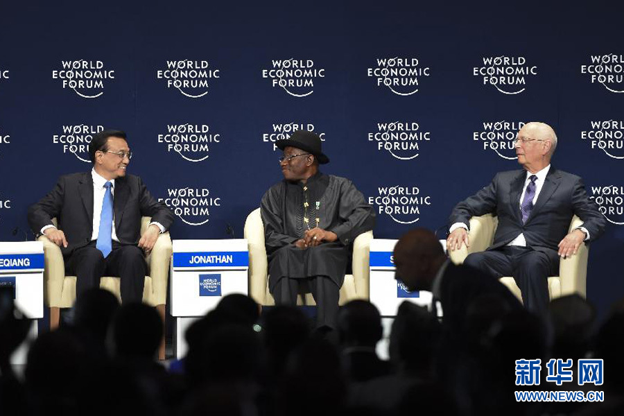 5月8日，中國國務(wù)院總理李克強(qiáng)在阿布賈出席第24屆世界經(jīng)濟(jì)論壇非洲峰會全會，發(fā)表題為《共同推動(dòng)非洲發(fā)展邁上新臺階》的特別致辭。新華社記者 李學(xué)仁 攝 