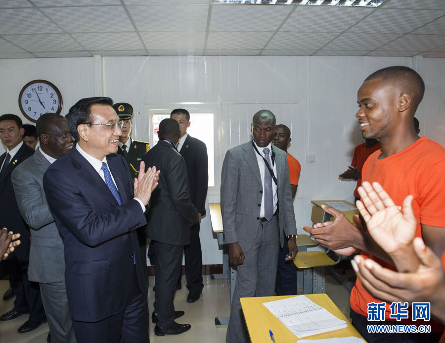 這是李克強在學校教室內(nèi)同正在上課的學生互動交流。新華社記者王曄攝