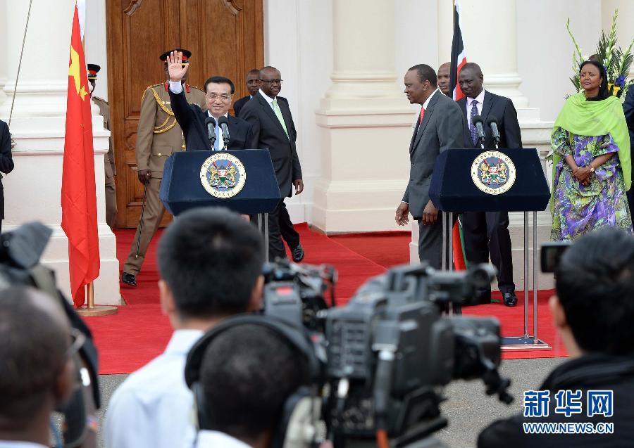 5月10日，中國國務(wù)院總理李克強(qiáng)在肯尼亞國家宮與肯總統(tǒng)肯雅塔舉行會談后共同會見記者。 新華社記者 李濤 攝 