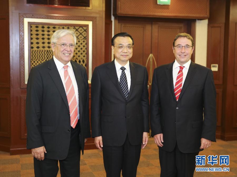 5月10日，國(guó)務(wù)院總理李克強(qiáng)在內(nèi)羅畢會(huì)見(jiàn)聯(lián)合國(guó)環(huán)境規(guī)劃署執(zhí)行主任施泰納（右）和聯(lián)合國(guó)人居署執(zhí)行主任克洛斯。 新華社記者 丁林 攝 