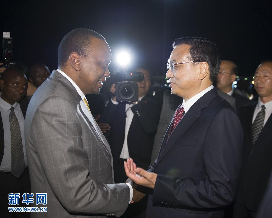 5月9日，應(yīng)肯尼亞總統(tǒng)肯雅塔邀請(qǐng)，中國(guó)國(guó)務(wù)院總理李克強(qiáng)乘專(zhuān)機(jī)抵達(dá)內(nèi)羅畢肯雅塔國(guó)際機(jī)場(chǎng)，開(kāi)始對(duì)肯尼亞進(jìn)行正式訪問(wèn)。李克強(qiáng)總理夫人程虹同機(jī)抵達(dá)。肯尼亞總統(tǒng)肯雅塔和副總統(tǒng)魯托率肯政府高級(jí)官員到機(jī)場(chǎng)迎接。新華社記者 謝環(huán)馳 攝 