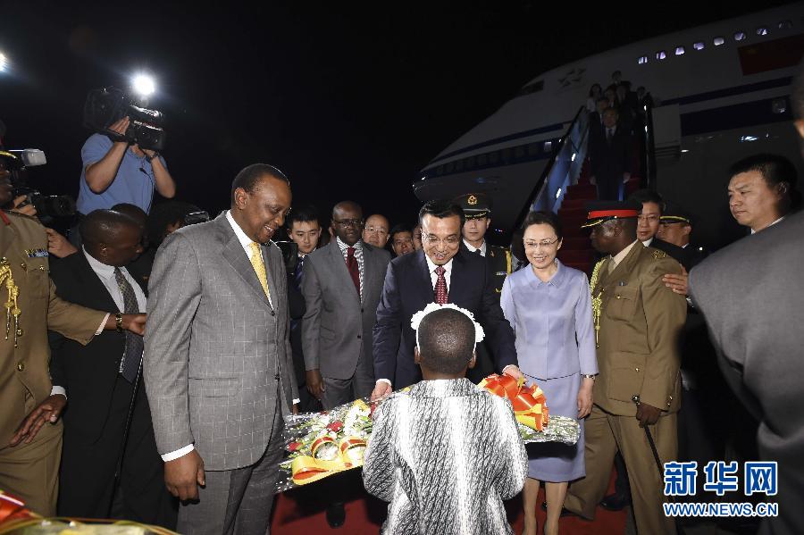 5月9日，應(yīng)肯尼亞總統(tǒng)肯雅塔邀請(qǐng)，中國(guó)國(guó)務(wù)院總理李克強(qiáng)乘專(zhuān)機(jī)抵達(dá)內(nèi)羅畢肯雅塔國(guó)際機(jī)場(chǎng)，開(kāi)始對(duì)肯尼亞進(jìn)行正式訪問(wèn)。李克強(qiáng)總理夫人程虹同機(jī)抵達(dá)?？夏醽喛偨y(tǒng)肯雅塔和副總統(tǒng)魯托率肯政府高級(jí)官員到機(jī)場(chǎng)迎接。這是肯尼亞兒童向李克強(qiáng)夫婦獻(xiàn)上鮮花。新華社記者李學(xué)仁攝 