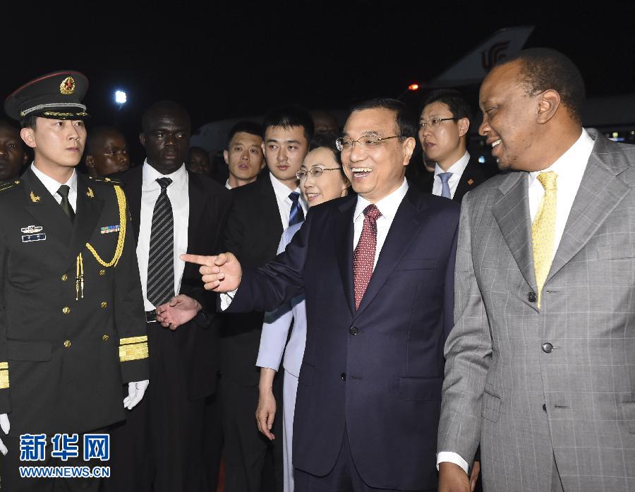 5月9日，應(yīng)肯尼亞總統(tǒng)肯雅塔邀請(qǐng)，中國(guó)國(guó)務(wù)院總理李克強(qiáng)乘專(zhuān)機(jī)抵達(dá)內(nèi)羅畢肯雅塔國(guó)際機(jī)場(chǎng)，開(kāi)始對(duì)肯尼亞進(jìn)行正式訪問(wèn)。李克強(qiáng)總理夫人程虹同機(jī)抵達(dá)?？夏醽喛偨y(tǒng)肯雅塔和副總統(tǒng)魯托率肯政府高級(jí)官員到機(jī)場(chǎng)迎接。新華社記者 李學(xué)仁 攝 