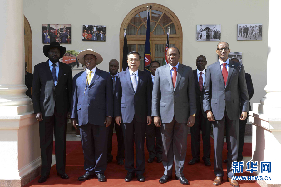 這是李克強在簽字儀式后參加集體合影。新華社記者李學仁攝