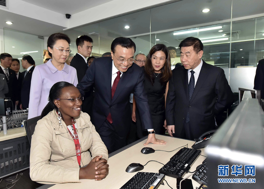 5月11日，中國國務(wù)院總理李克強(qiáng)在肯尼亞首都內(nèi)羅畢看望并慰問中央電視臺(tái)非洲分臺(tái)員工。 新華社記者 李濤 攝 