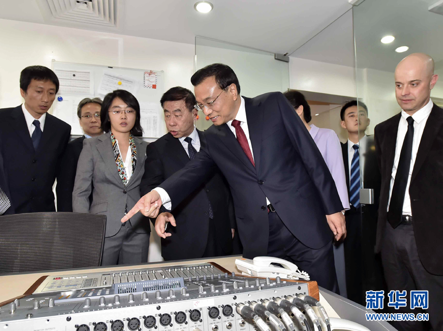 5月11日，中國國務(wù)院總理李克強(qiáng)在肯尼亞首都內(nèi)羅畢看望并慰問中央電視臺(tái)非洲分臺(tái)員工。 新華社記者 李濤 攝 