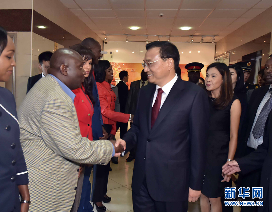 5月11日，中國國務(wù)院總理李克強(qiáng)在肯尼亞首都內(nèi)羅畢看望并慰問中央電視臺(tái)非洲分臺(tái)員工。 新華社記者 李濤 攝 