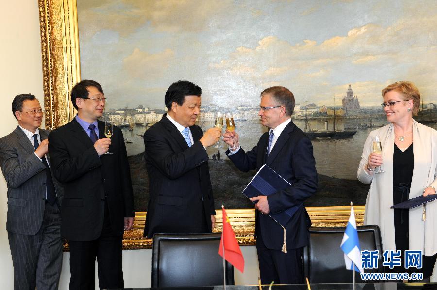 6月13日，中共中央政治局常委、中央書記處書記劉云山在赫爾辛基與赫爾辛基市長帕尤寧共同出席中芬有關(guān)文化藝術(shù)合作及交流活動的諒解備忘錄簽字儀式。新華社記者饒愛民攝 