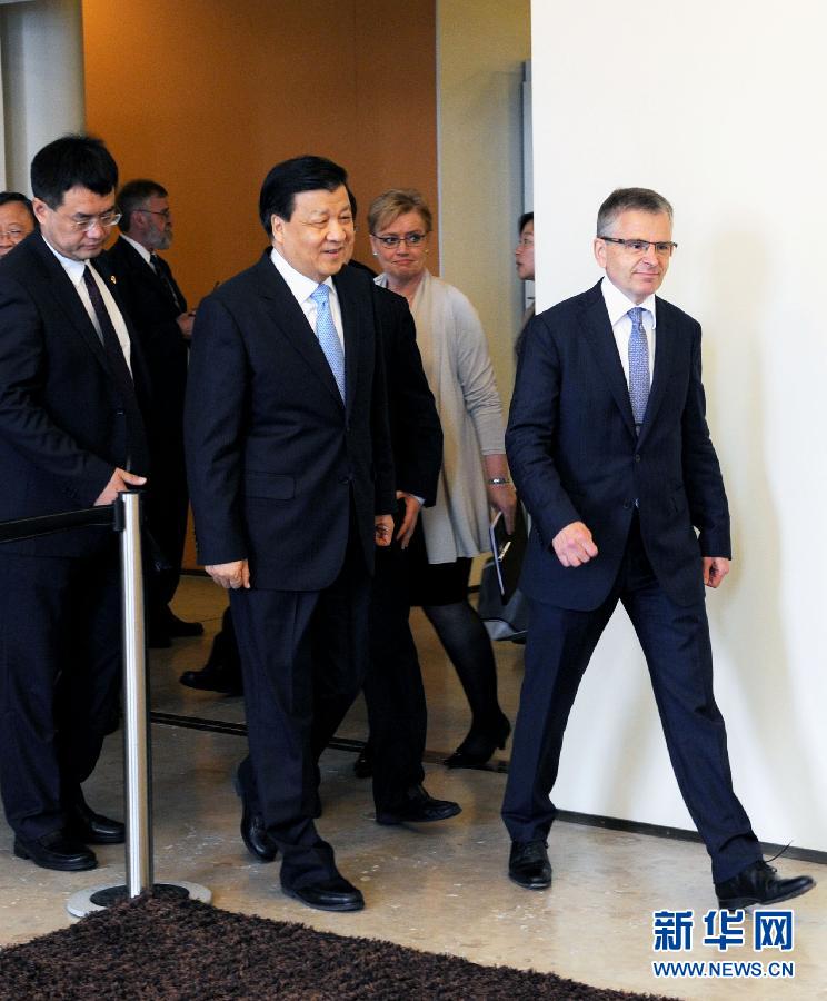 6月13日，中共中央政治局常委、中央書記處書記劉云山在赫爾辛基與赫爾辛基市長帕尤寧共同出席中芬有關文化藝術合作及交流活動的諒解備忘錄簽字儀式。新華社記者饒愛民攝