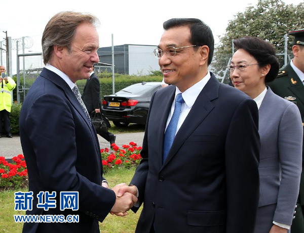 6月16日，應英國首相卡梅倫邀請，國務院總理李克強乘專機抵達倫敦希思羅機場，開始對英國進行正式訪問。李克強總理夫人程虹同機抵達。這是英國政府高級官員到機場迎接李克強總理和夫人。新華社記者 龐興雷 攝