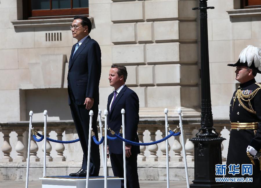 6月17日，中國國務(wù)院總理李克強在倫敦唐寧街10號首相府同英國首相卡梅倫舉行中英總理年度會晤。這是會晤前，卡梅倫為李克強舉行隆重的歡迎儀式。新華社記者 龐興雷 攝 