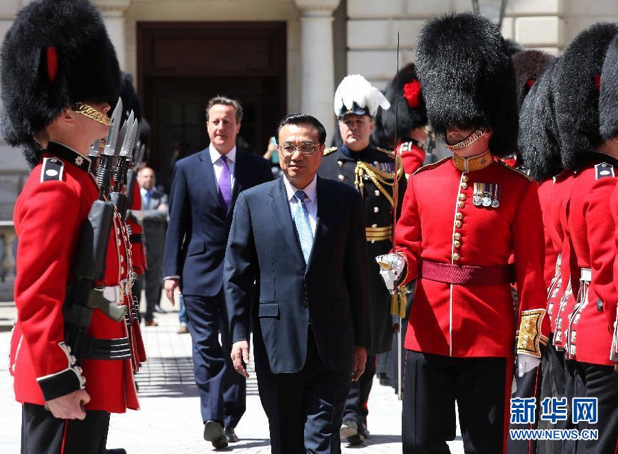 6月17日，中國國務(wù)院總理李克強在倫敦唐寧街10號首相府同英國首相卡梅倫舉行中英總理年度會晤。這是會晤前，卡梅倫為李克強舉行隆重的歡迎儀式。新華社記者 龐興雷 攝  