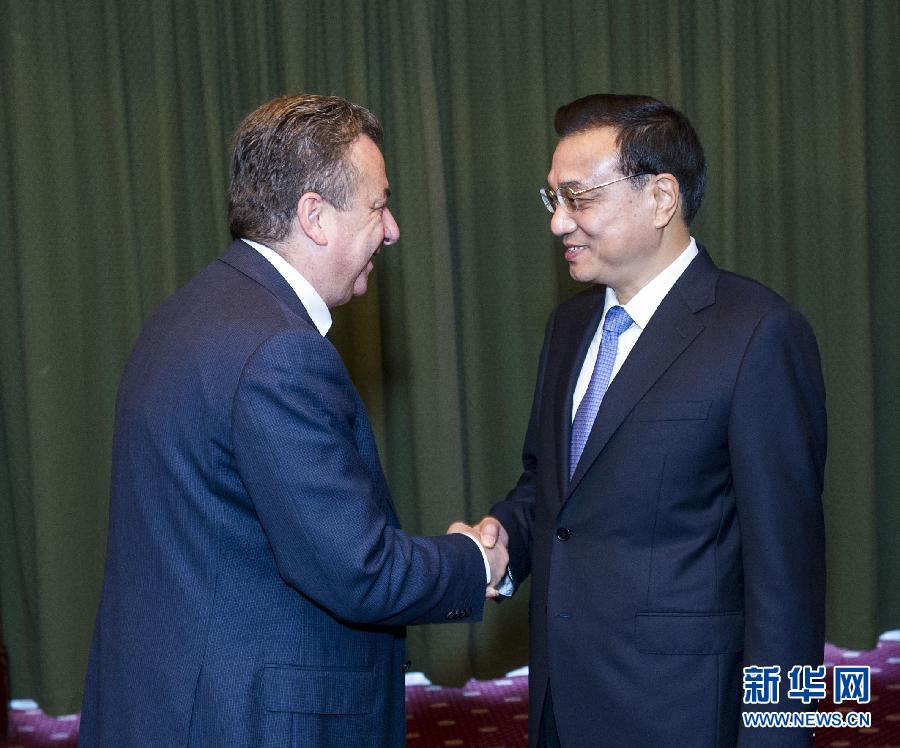 6月21日，國務(wù)院總理李克強(qiáng)在希臘克里特省首府伊拉克利翁會見省長阿爾納烏塔基斯。 新華社記者 王曄 攝 