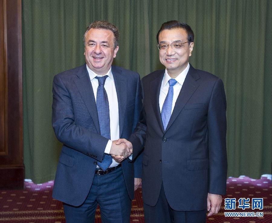 6月21日，國務(wù)院總理李克強(qiáng)在希臘克里特省首府伊拉克利翁會見省長阿爾納烏塔基斯。 新華社記者 王曄 攝