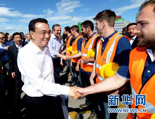 6月20日，國務(wù)院總理李克強(qiáng)與希臘總理薩馬拉斯共同考察中國遠(yuǎn)洋運(yùn)輸集團(tuán)比雷埃夫斯集裝箱碼頭。這是李克強(qiáng)和薩馬拉斯來到3號碼頭，同碼頭工人親切交流。新華社記者 李濤 攝 