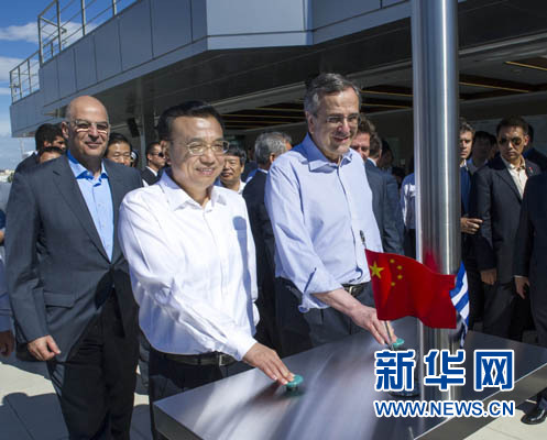 這是李克強(qiáng)與薩馬拉斯共同發(fā)出指令，一列滿載中國貨物的列車緩緩駛出比雷埃夫斯港，開往中東歐目的地。新華社記者 王曄 攝