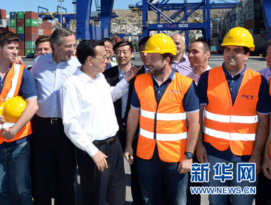6月20日，國務(wù)院總理李克強(qiáng)與希臘總理薩馬拉斯共同考察中國遠(yuǎn)洋運(yùn)輸集團(tuán)比雷埃夫斯集裝箱碼頭。這是李克強(qiáng)和薩馬拉斯來到3號碼頭，同碼頭工人親切交流。新華社記者 李濤 攝