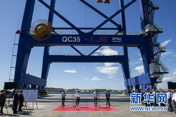 這是李克強(qiáng)和薩馬拉斯在3號碼頭發(fā)表講話。新華社記者 王曄 攝