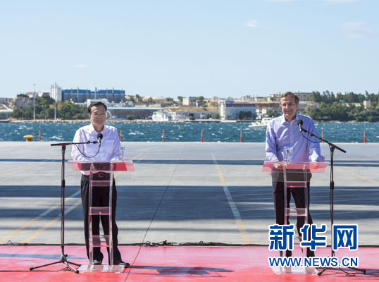 這是李克強(qiáng)和薩馬拉斯在3號碼頭發(fā)表講話。新華社記者 王曄 攝