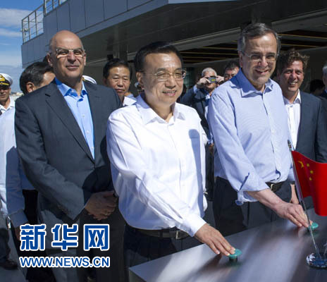 這是李克強(qiáng)與薩馬拉斯共同發(fā)出指令，一列滿載中國貨物的列車緩緩駛出比雷埃夫斯港，開往中東歐目的地。新華社記者 王曄 攝