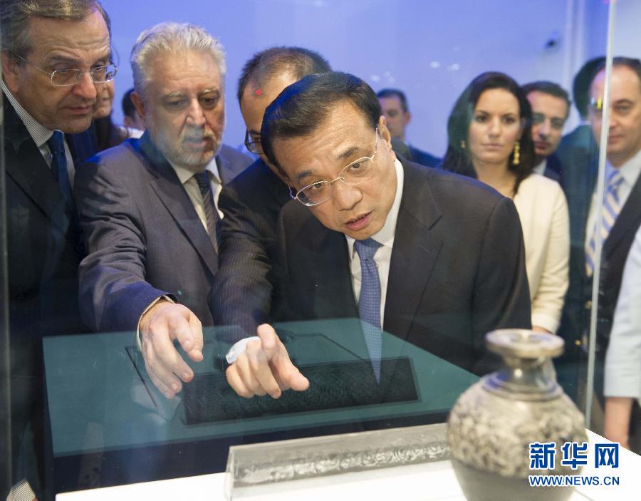  6月21日，國務(wù)院總理李克強與希臘總理薩馬拉斯共同出席希臘伊拉克利翁博物館新館開館儀式并發(fā)表講話。這是李克強在參觀博物館展品。新華社記者 黃敬文 攝 