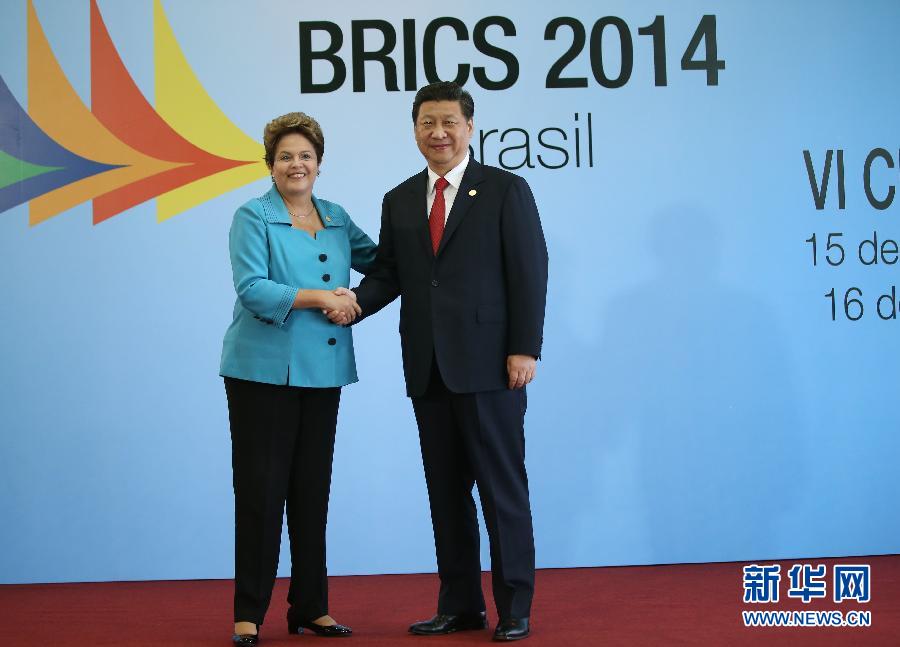 7月15日，國(guó)家主席習(xí)近平在巴西福塔萊薩出席金磚國(guó)家領(lǐng)導(dǎo)人第六次會(huì)晤。這是巴西總統(tǒng)羅塞夫迎接習(xí)近平主席。 新華社記者 蘭紅光 攝 