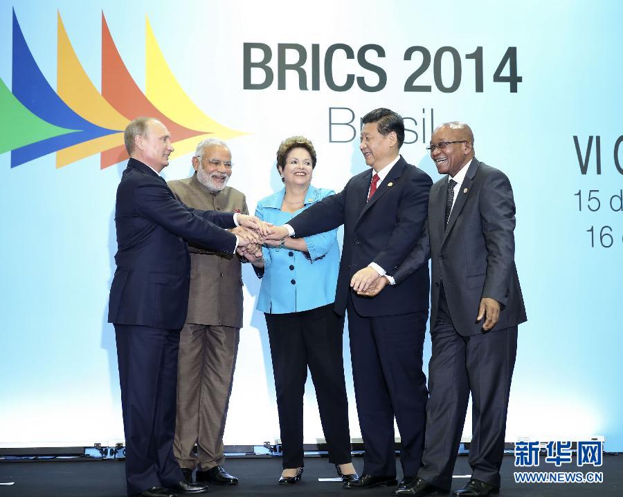 7月15日，國(guó)家主席習(xí)近平在巴西福塔萊薩出席金磚國(guó)家領(lǐng)導(dǎo)人第六次會(huì)晤。這是金磚國(guó)家領(lǐng)導(dǎo)人集體合影。 新華社記者蘭紅光攝 