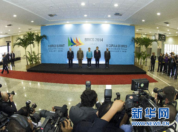 7月15日，國(guó)家主席習(xí)近平在巴西福塔萊薩出席金磚國(guó)家領(lǐng)導(dǎo)人第六次會(huì)晤。這是金磚國(guó)家領(lǐng)導(dǎo)人集體合影。 新華社記者王曄攝