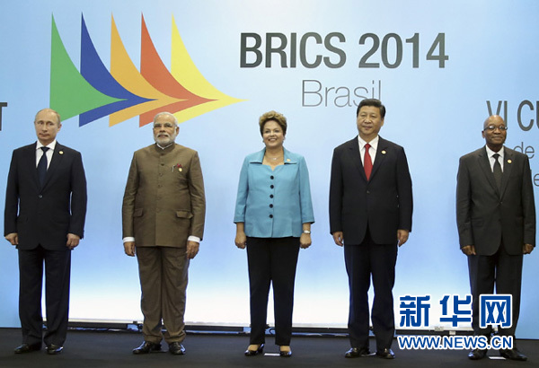  7月15日，國(guó)家主席習(xí)近平在巴西福塔萊薩出席金磚國(guó)家領(lǐng)導(dǎo)人第六次會(huì)晤。這是金磚國(guó)家領(lǐng)導(dǎo)人集體合影。 新華社記者蘭紅光攝