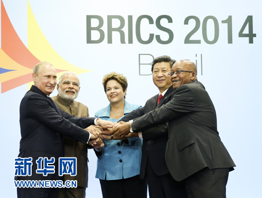 這是習(xí)近平同出席會(huì)晤的巴西總統(tǒng)羅塞夫、俄羅斯總統(tǒng)普京、印度總理莫迪、南非總統(tǒng)祖馬合影。新華社記者 蘭紅光 攝